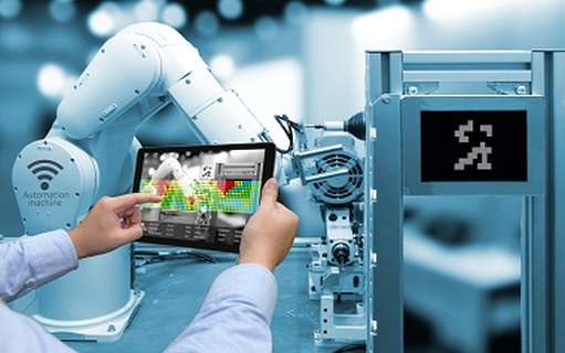 in der Produktion 4.0 kommen  vernetzte und selbststeuernde Roboter, Maschinen und Anlagen zum Einsatz.